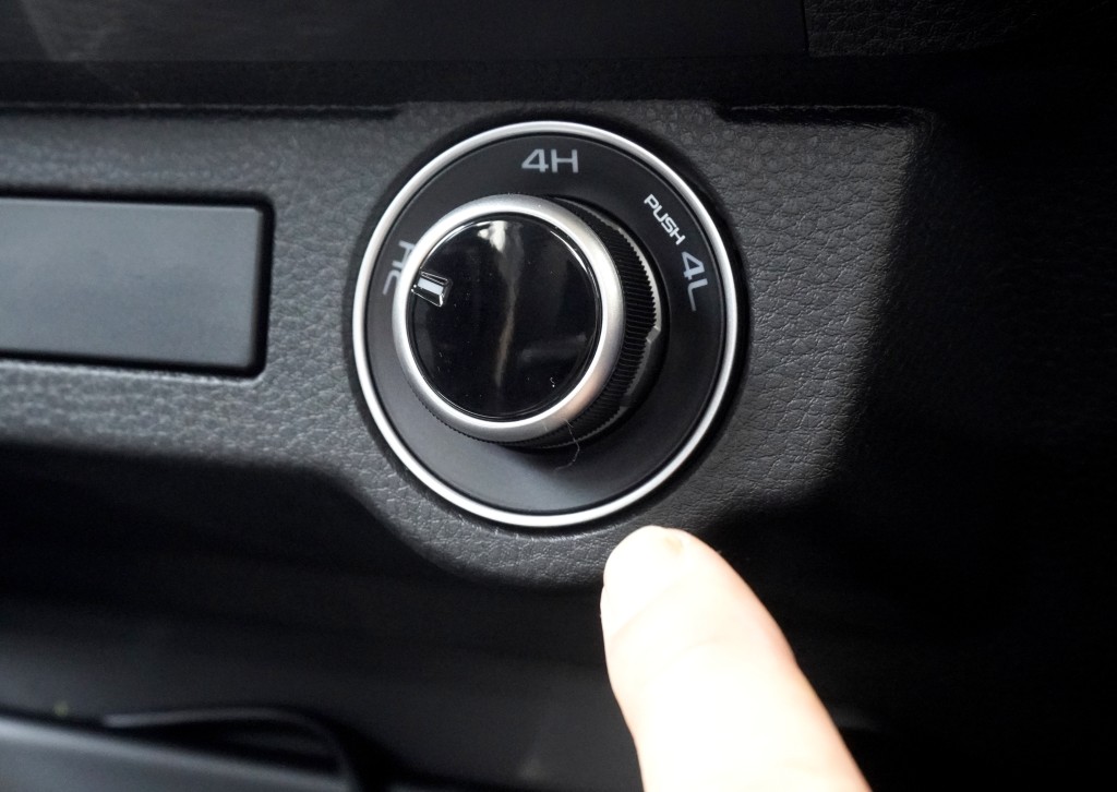 ■传动模式旋钮可选择后驱或四驱。