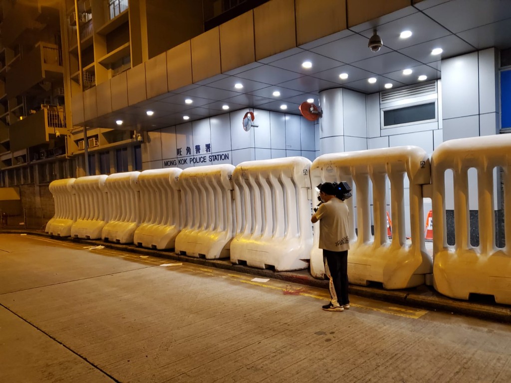 多間警署外被撒大字報。