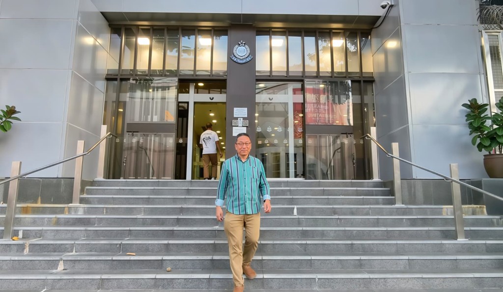 潘焯鴻離開西九龍警察總部。黃文威攝 潘焯鴻離開西九龍警察總部。黃文威攝