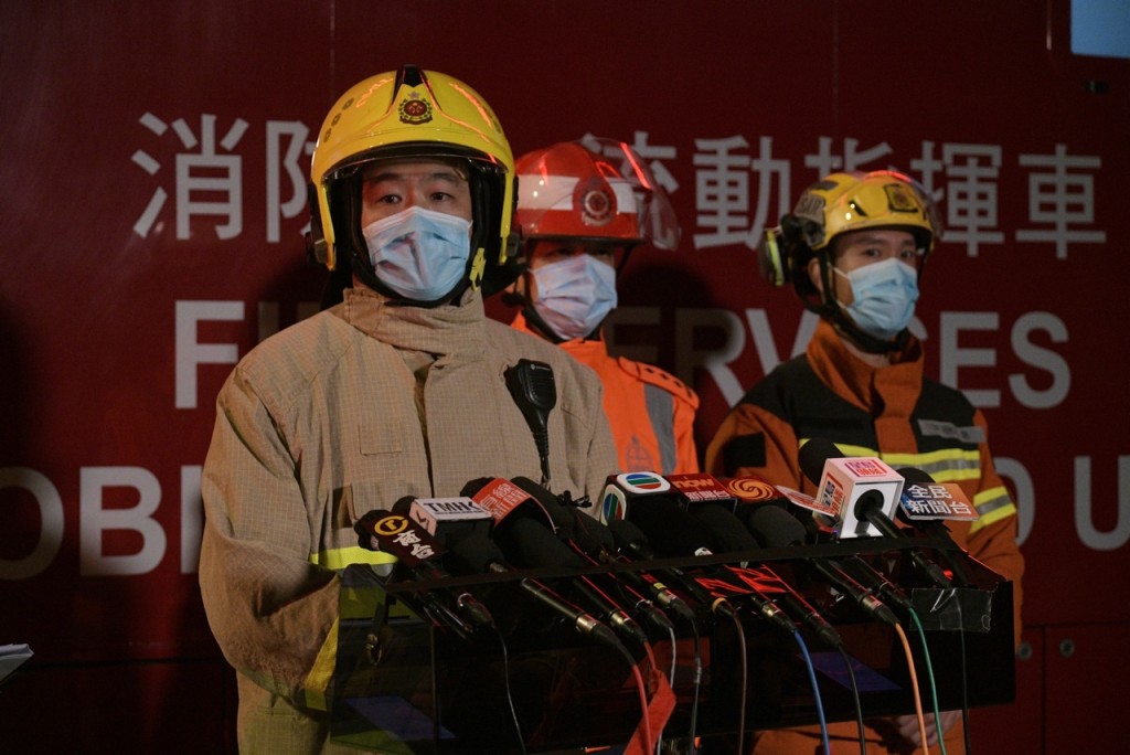 消防、救護、警方晚上10時許召開記者會交待最新情況。