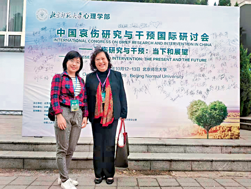 周燕雯(右)喜歡在前線服務,但現時做整合工作,成效更大。