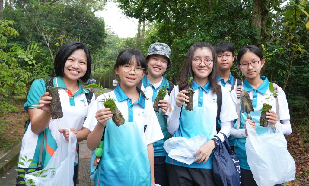 眾人親手將樹苗帶到植樹區,細心栽種到泥土之中。香港海關fb圖片 眾人親手將樹苗帶到植樹區,細心栽種到泥土之中。香港海關fb圖片