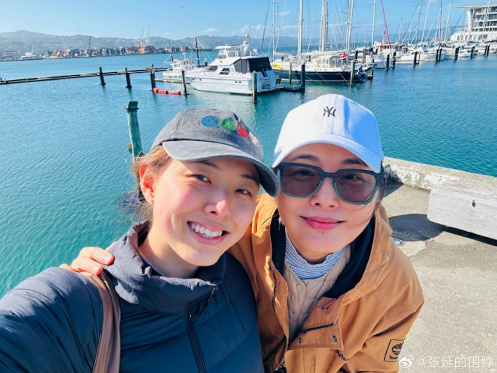 張延近日罕晒和愛女張耕夢的合照。