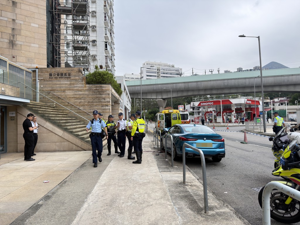 大批警員在場調查。