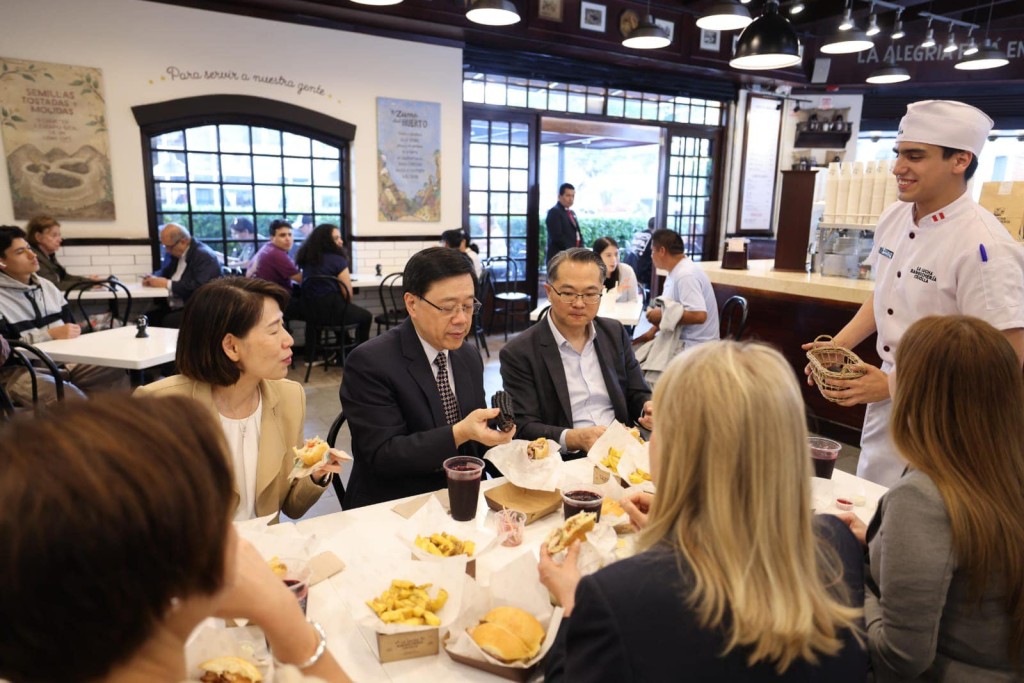 李家超品嚐地道美食、了解當地食品。（李家超fb圖片）