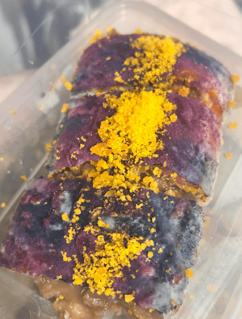 女網民打包回家後，發現蛋餅變藍，疑似發霉。