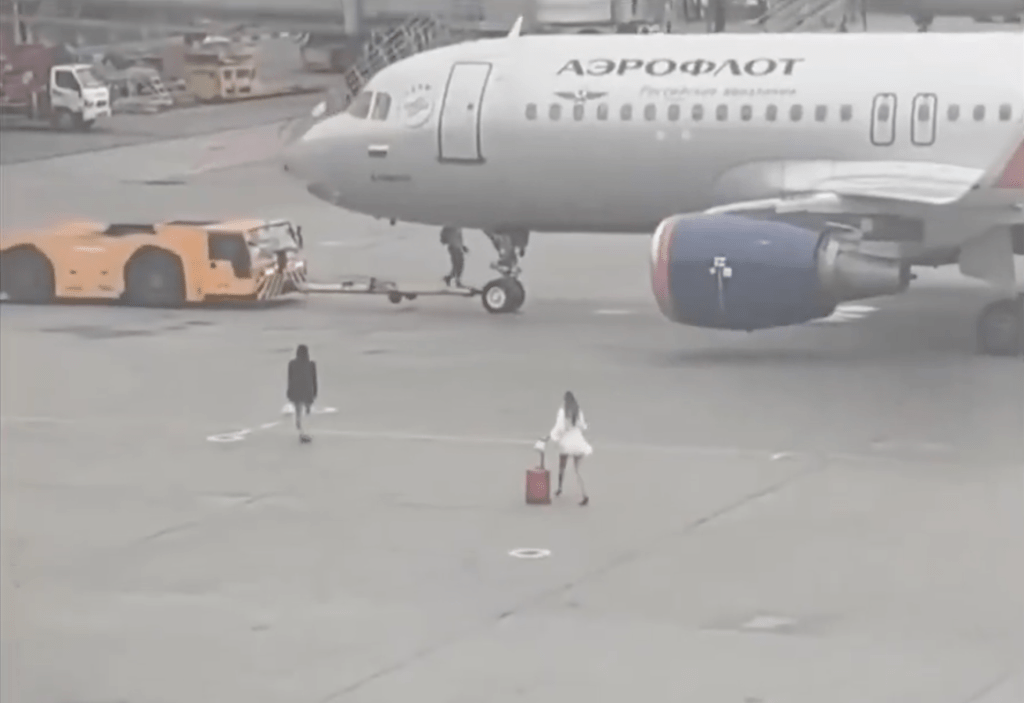 兩名女子闖入謝列梅捷沃國際機場停機坪。X影片截圖 兩名女子闖入謝列梅捷沃國際機場停機坪。X影片截圖