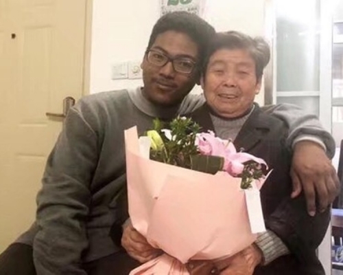 朱婆婆對朱軍龍不離不棄。網上圖片