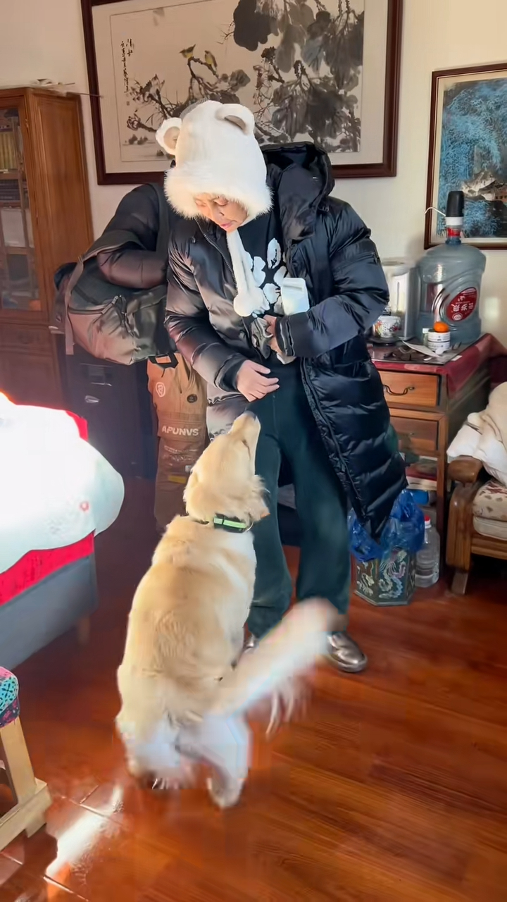 内地女星李勤勤日前在社交平台中贴上跟狗狗玩耍的短片，透露其中一只狗狗叫“周墩墩”。