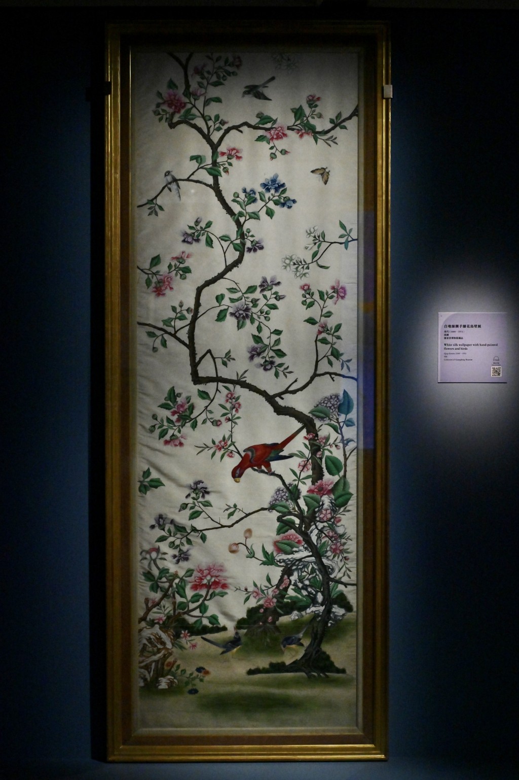 清代白地丝绸手绘花鸟壁纸，为国家三级文物。（广东省博物馆藏品）政府新闻处