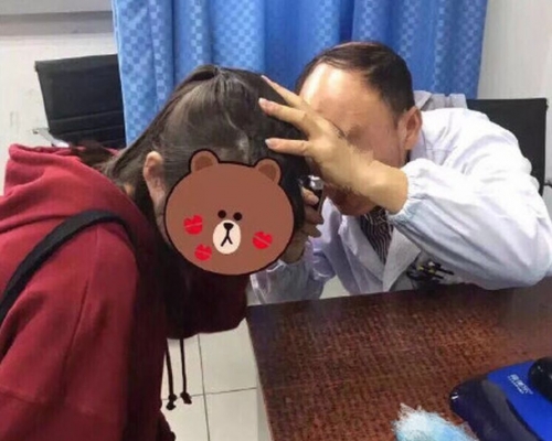 診所醫生竟然也是禿頭。網圖