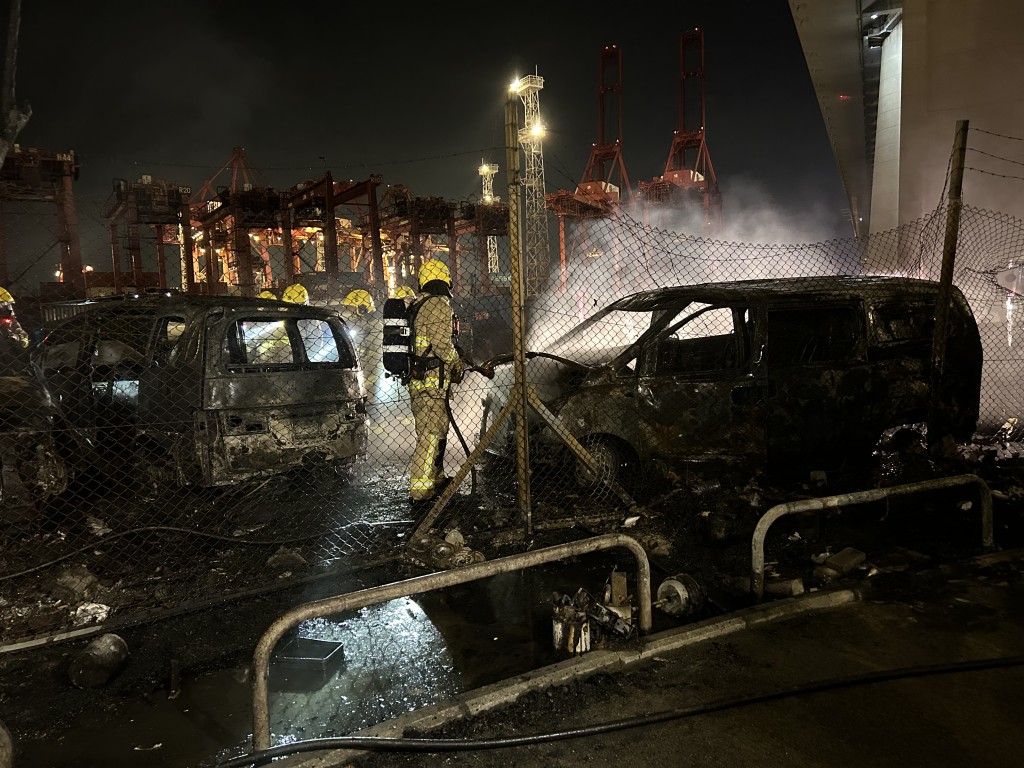 火警被救熄後，消防繼續射水降溫。