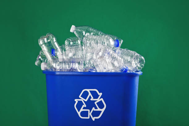 使用回收的塑膠瓶製造織物，可以減少垃圾場和海洋中的塑膠廢物量，巿場上有不少以此製成的環保成衣。