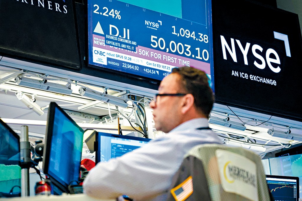 道瓊斯指數上周五大升超過1200點，歷來首次突破5萬點關口。
