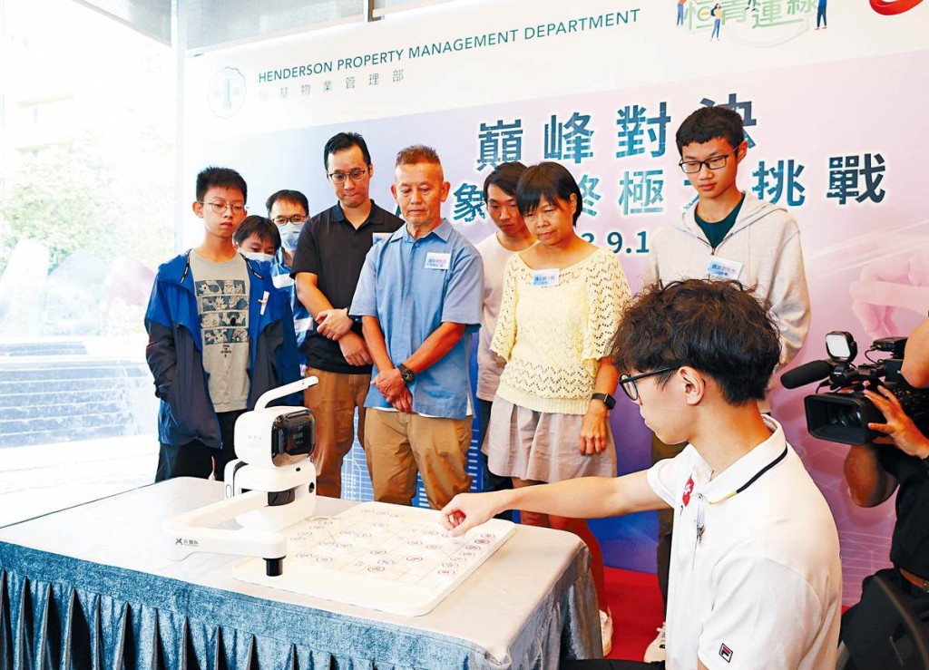 馮家俊更即場與AI下棋機械人進行表演賽,令眾人大開眼界。