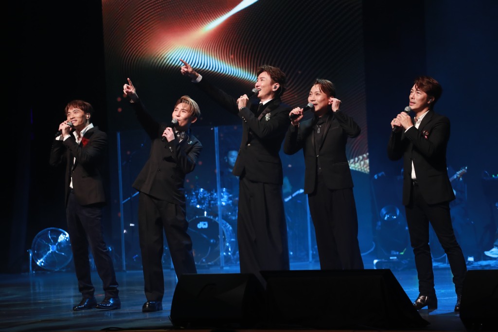 胡渭康跟四位《中年好聲音》學員合唱。