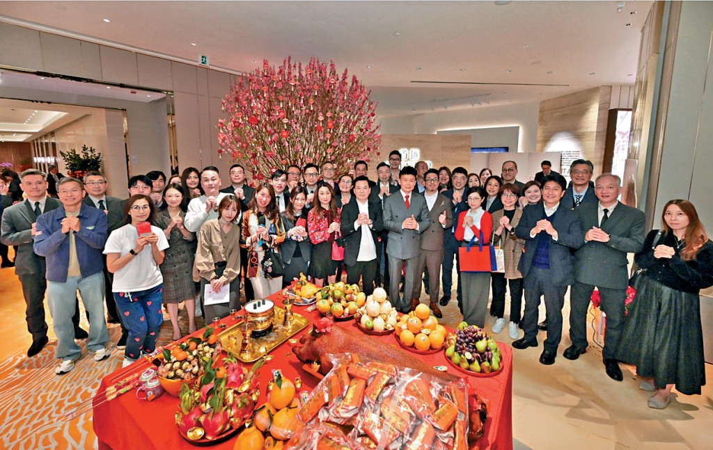 恒基林達民（中）表示，首匯為Midtown South系列中最近紅磡站。