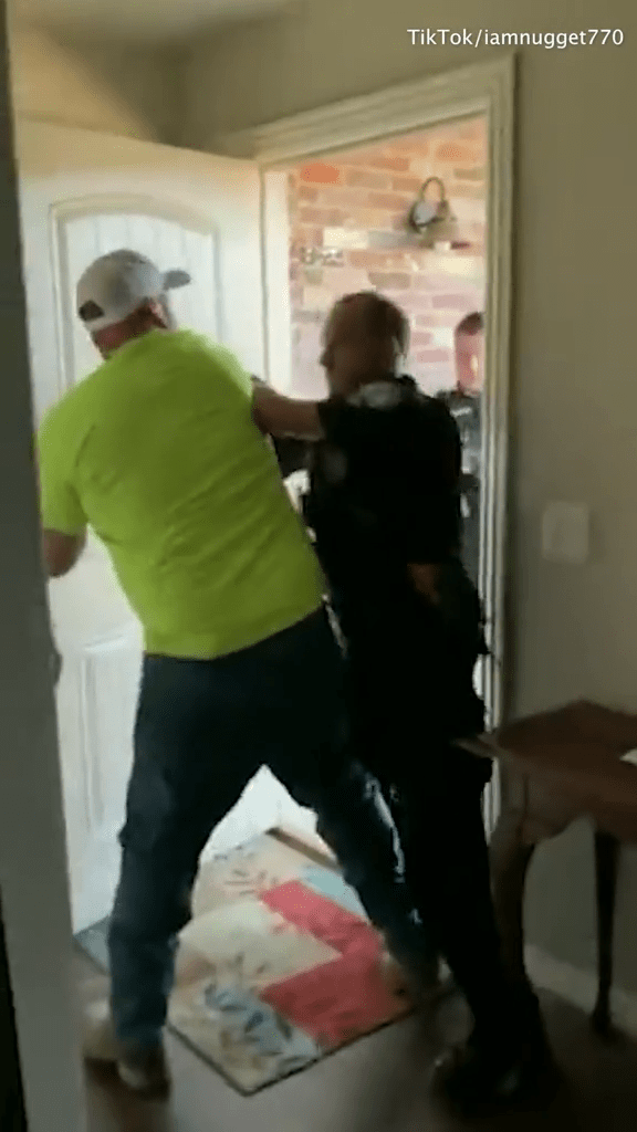 警员一入屋就企图制服穿T恤戴鸭舌帽的谢兰。