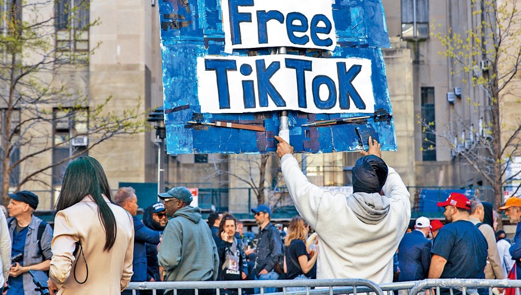 一名男子在紐約法院外展示「自由TikTok」標語。