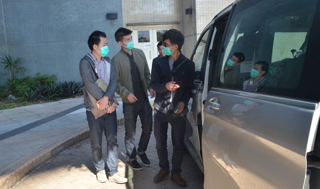 部分親友辦理認屍手續後乘坐私家車離開。林思明攝