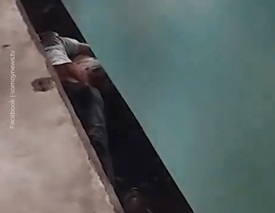 目擊者拍下的影片顯示，該名父親在震耳欲聾的鳴笛聲中，迅速將孩子壓在身下，兩人緊貼地面及月台壁，試圖在列車與軌道底部的縫隙間尋求生存空間，畫面令人心驚肉跳。somoynews.tv