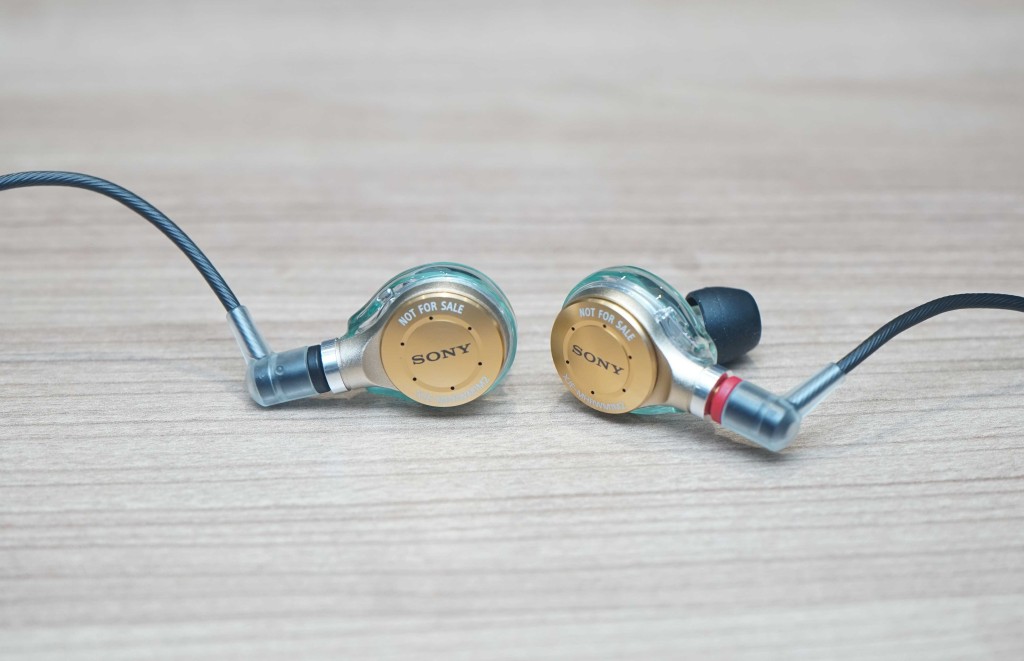 針對第二代Walkman旗艦調音的Just ear耳機XJE-MHRWM1M2,本月下旬亦開始接受預訂。售價:$19,888 針對第二代Walkman旗艦調音的Just ear耳機XJE-MHRWM1M2,本月下旬亦開始接受預訂。售價:$19,888