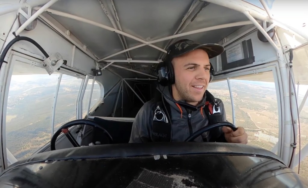 雅各布当日驾驶小型飞机。网上图片