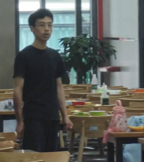 疑兇持刀在食堂內與民眾對峙。 疑兇持刀在食堂內與民眾對峙。