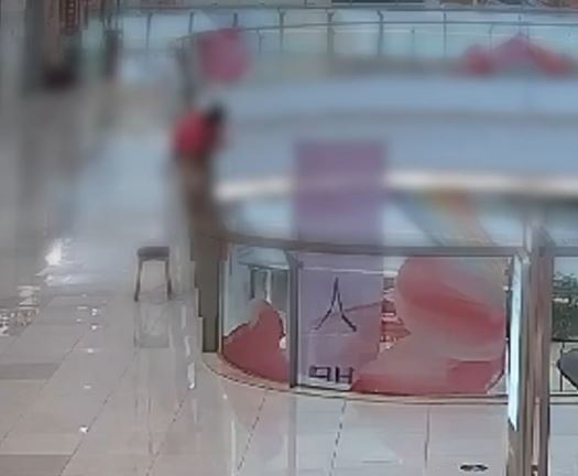 女子李某跨過商場護欄由5樓跳下死亡。