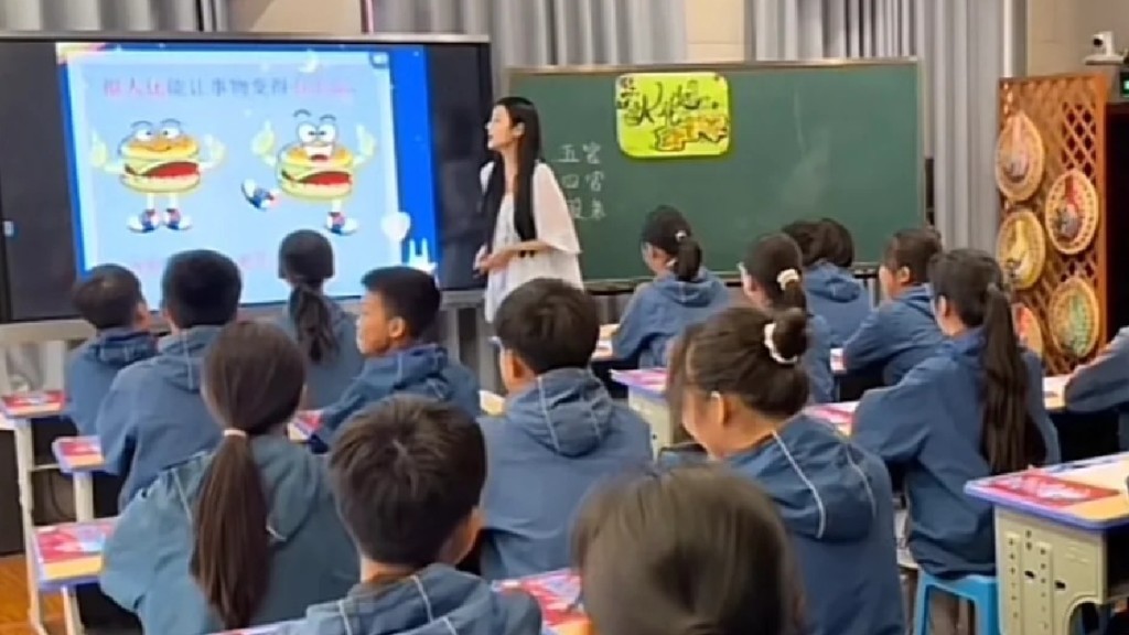 江西有地方對生育三孩的教師選調有加分,在網上引起討論。示意圖