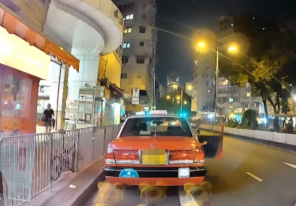 司機開門擬落車。fb車cam L（香港群組）影片截圖