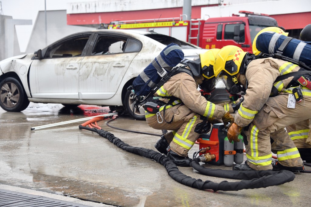 電池滅火系統能深入車底電池位置，直接爆破及射水，迅速降低電池溫度。伍明輝攝