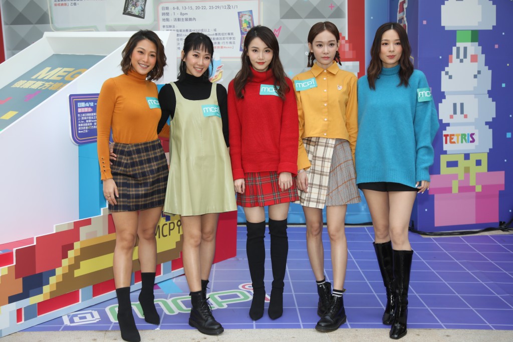 Super Girls當時的5位成員（左起）吳嘉熙（Cheronna）、 蔡明思（Jessica）、陳穎欣（Yanny）、趙慧珊 （Aka）與李靜儀（Heidi）。 