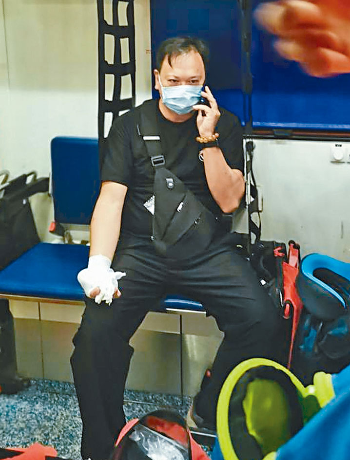 險死「的哥」手部受傷,送院治理。