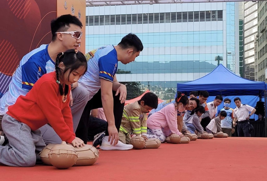  消防处不时举行公众教育活动，教导市民施行心肺复苏法（CPR）及使用自动心脏除颤器（AED）。