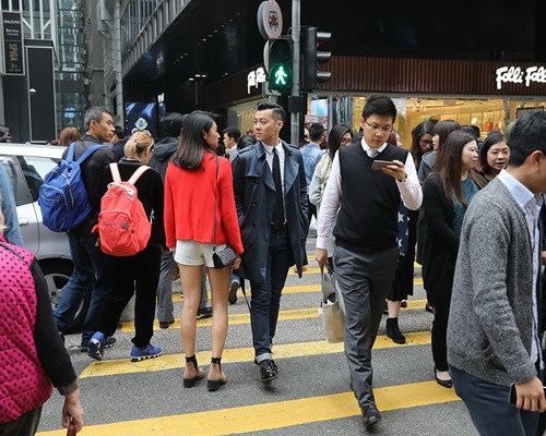 條馬路車同人都多,綠燈當然冇事,轉咗紅燈都要企定定就危險。