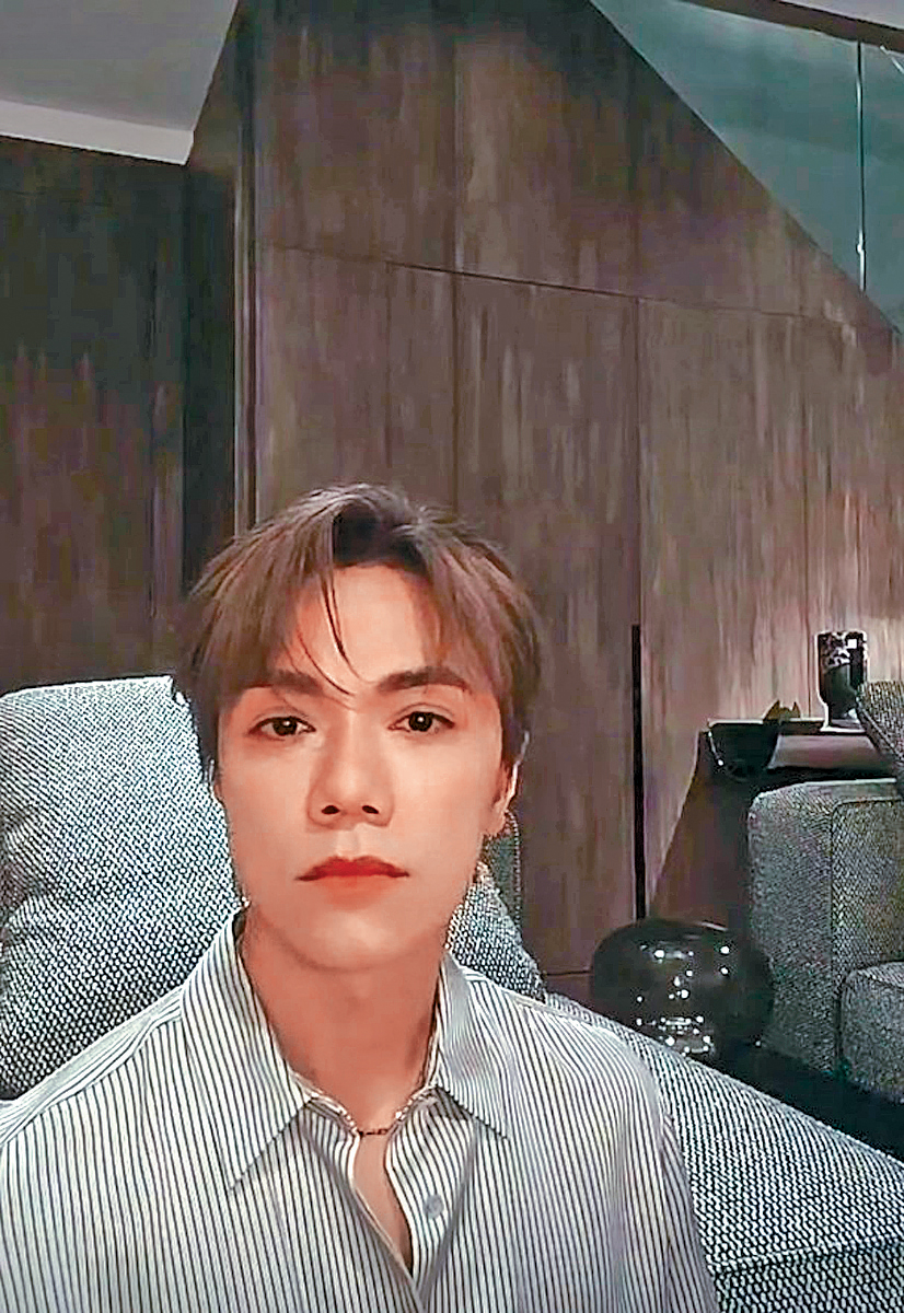 张敬轩在直播期间谈及爱猫离世即眼红红。