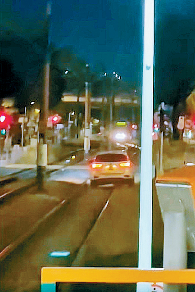 一輛私家車疑誤闖輕鐵洪水橋站路軌範圍顛簸前行，前方路軌上有一列輕鐵。