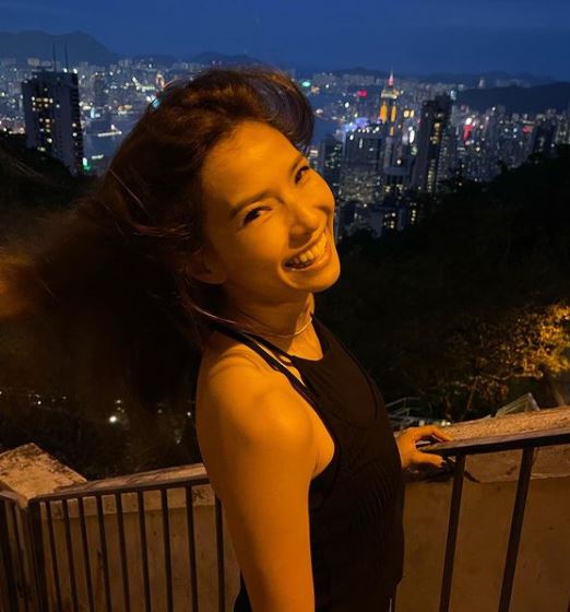 Rosanne一把長髮被強風吹起時影相留念。