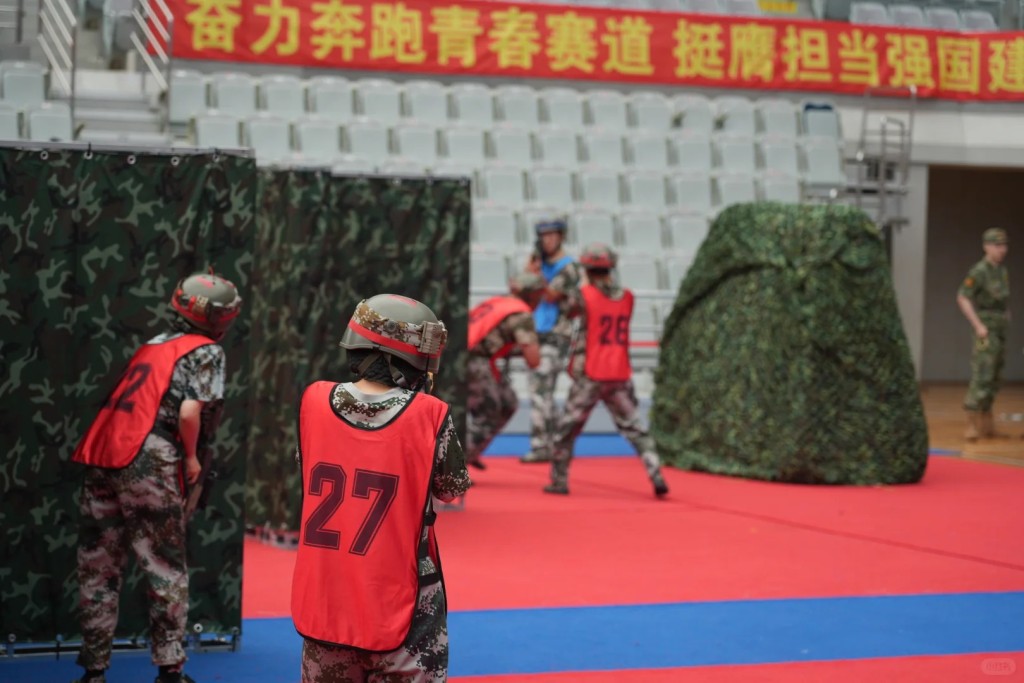 復旦大學軍訓加入真人CS賽環節成為熱議。小紅書＠Rosemond