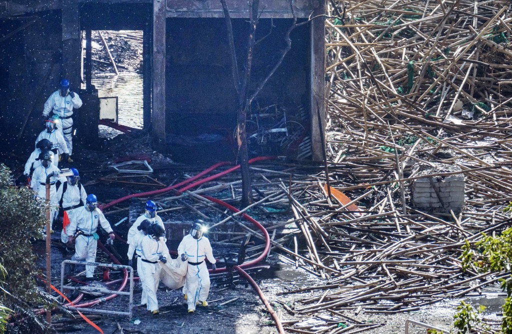 警方繼續於火場搜索,並舁走遺體。 蘇正謙攝 警方繼續於火場搜索,並舁走遺體。 蘇正謙攝
