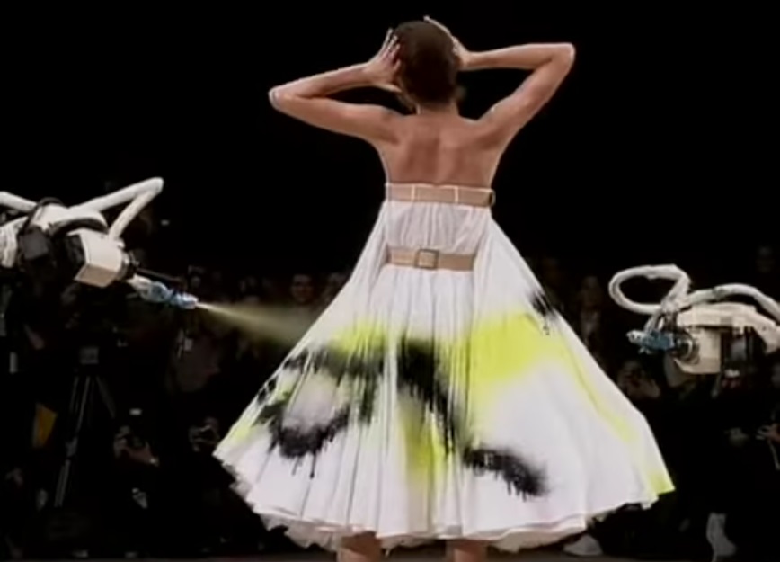 这次喷裙表演的惊艳程度，被指拍得住Alexander McQueen的裙上喷漆经典。