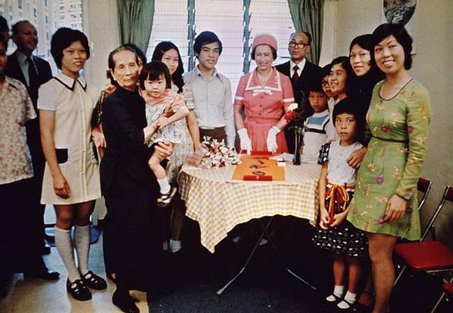 英女皇探訪公屋家庭。