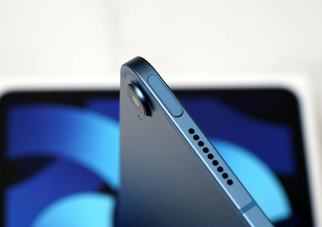 一如上代,机侧开机掣整合Touch ID,解锁速度快,戴着口罩也不成问题。。 一如上代,机侧开机掣整合Touch ID,解锁速度快,戴着口罩也不成问题。。