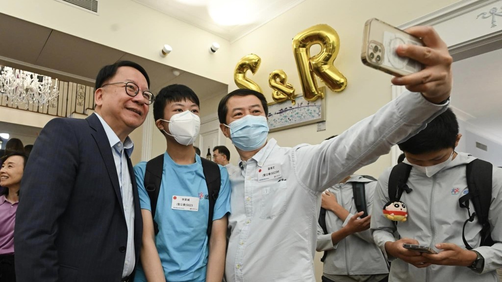 政務司司長陳國基今日(7日)在官邸接待一班「共創明『Teen』計劃」的學員和友師。陳國基Fb圖片