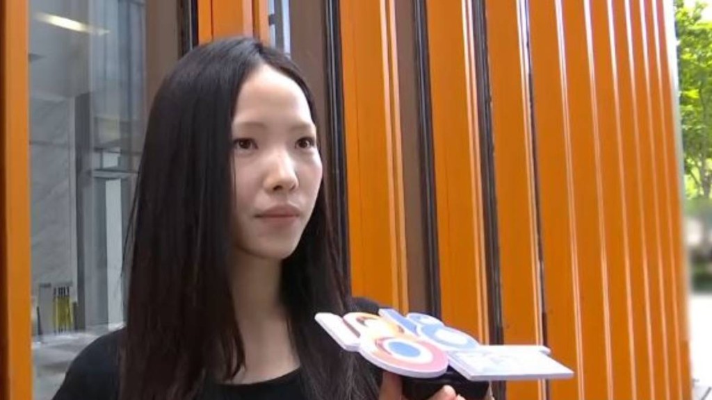 小陈不满拍摄后，店方人身攻击她「样衰」拒付酬劳。1818黄金眼