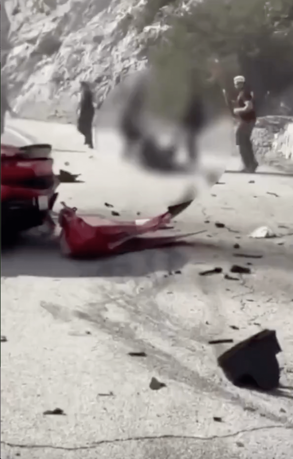 車上一名乘客在撞擊時被甩出車外，雖被救往安全地帶送院，惟最終仍宣告不治。