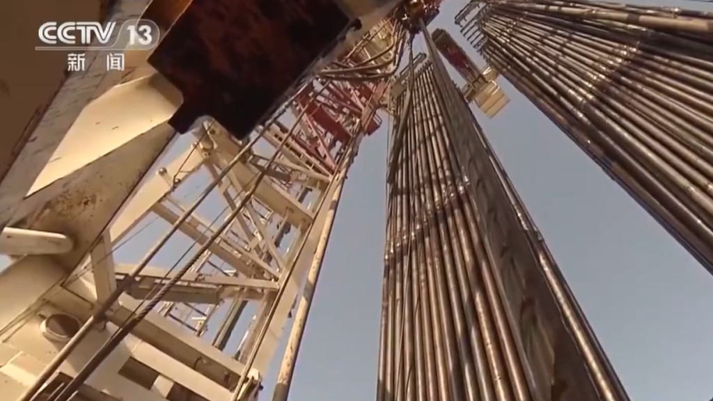 新疆塔裡木盆地富滿油田的果勒3C井於順利完鑽。 央視截圖