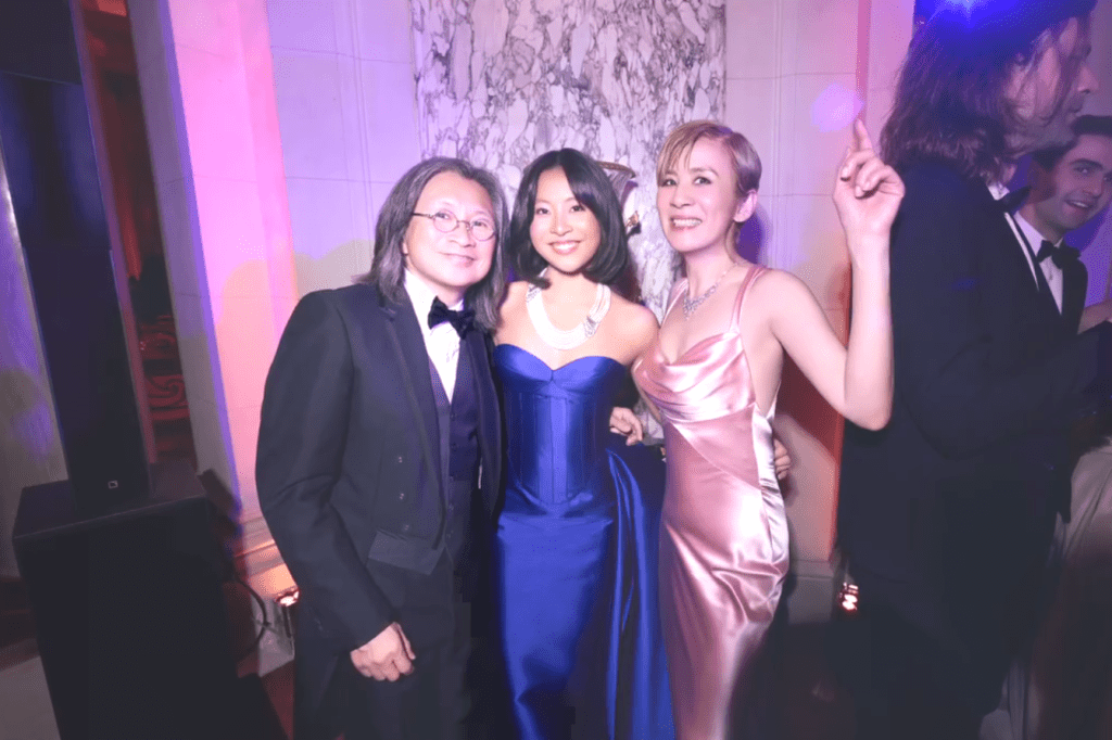 吳君如一家三口合照，女兒陳是知亦正式長大成人。