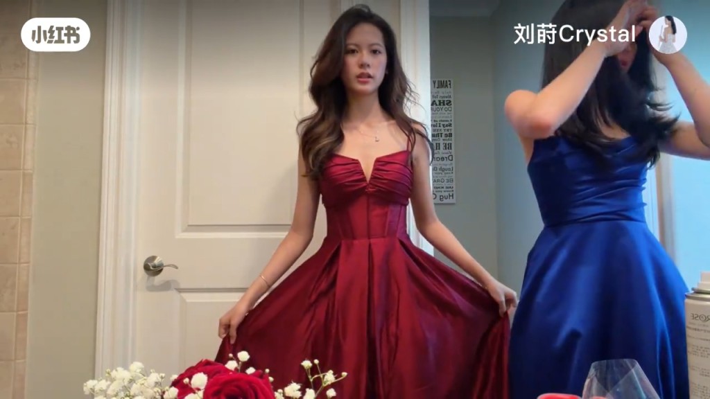 劉蒔的深V晚裝，展示出她的玲瓏曲線。